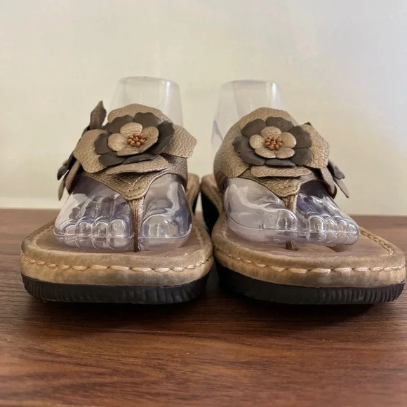 Clark Artisan Sz 9.5 Beaded Floral Metallic Platform Sandals Thongs Boho Femme - Picture 2 of 15